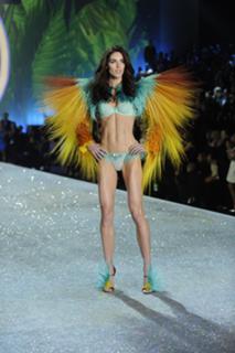 Hilary Rhoda feet photo thumbnail