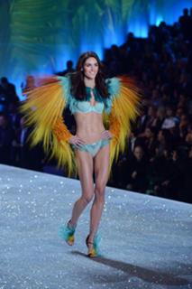 Hilary Rhoda feet photo thumbnail