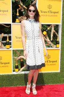 Hilary Rhoda feet photo thumbnail