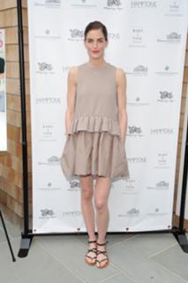 Hilary Rhoda feet photo thumbnail