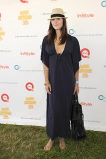 Hilary Rhoda feet photo thumbnail