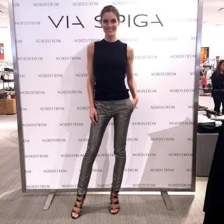 Hilary Rhoda feet photo thumbnail
