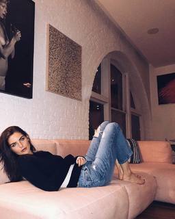 Hilary Rhoda feet photo thumbnail