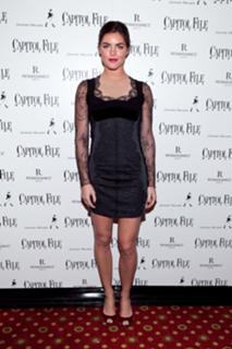 Hilary Rhoda feet photo thumbnail