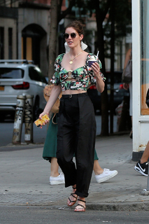 Hilary Rhoda feet photo thumbnail