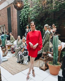 Hilary Rhoda feet photo thumbnail