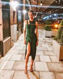 Hilary Rhoda feet photo thumbnail