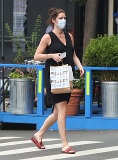 Hilary Rhoda feet photo thumbnail