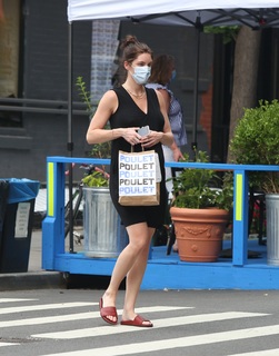 Hilary Rhoda feet photo thumbnail