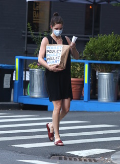 Hilary Rhoda feet photo thumbnail