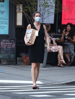 Hilary Rhoda feet photo thumbnail