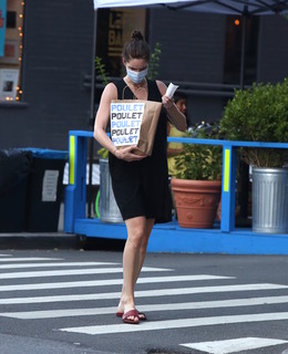 Hilary Rhoda feet photo thumbnail