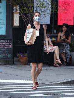 Hilary Rhoda feet photo thumbnail