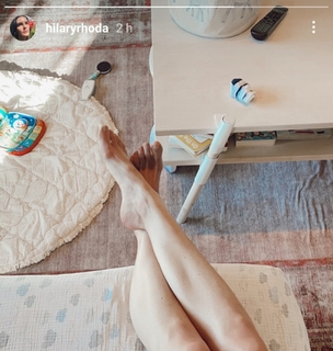 Hilary Rhoda feet photo thumbnail