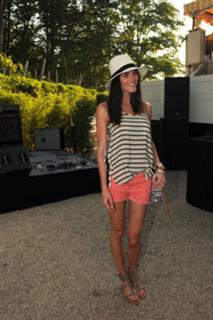 Hilary Rhoda feet photo thumbnail