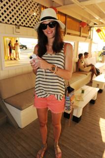 Hilary Rhoda feet photo thumbnail