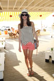 Hilary Rhoda feet photo thumbnail