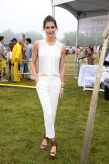 Hilary Rhoda feet photo thumbnail