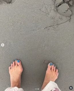 Hilary Shepard feet photo 7