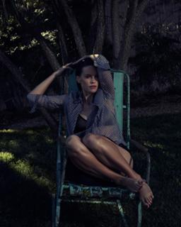 Hilary Swank feet photo thumbnail