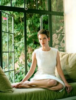 Hilary Swank feet photo thumbnail
