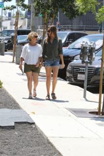 Hilary Swank feet photo thumbnail