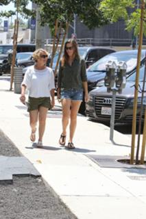 Hilary Swank feet photo thumbnail