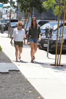 Hilary Swank feet photo thumbnail