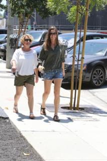 Hilary Swank feet photo thumbnail