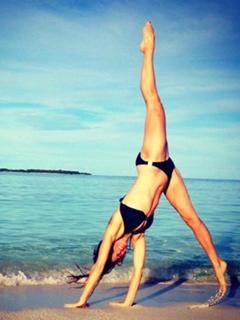Hilary Swank feet photo thumbnail