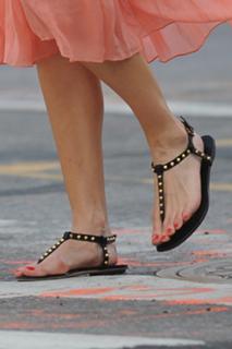 Hilary Swank feet photo thumbnail