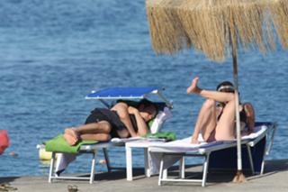 Hilary Swank feet photo thumbnail