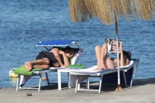 Hilary Swank feet photo thumbnail
