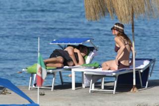 Hilary Swank feet photo thumbnail