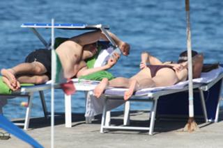 Hilary Swank feet photo thumbnail