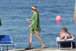 Hilary Swank feet photo thumbnail