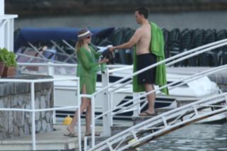 Hilary Swank feet photo thumbnail