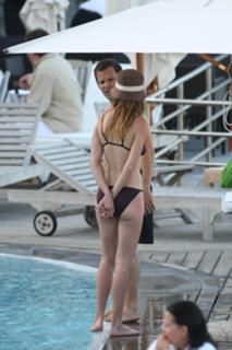 Hilary Swank feet photo thumbnail