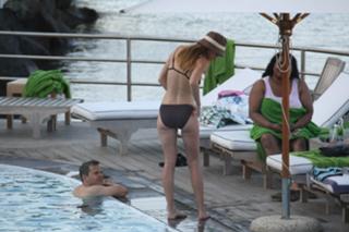 Hilary Swank feet photo thumbnail