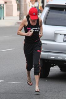 Hilary Swank feet photo thumbnail