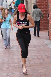 Hilary Swank feet photo thumbnail