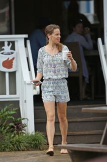 Hilary Swank feet photo thumbnail
