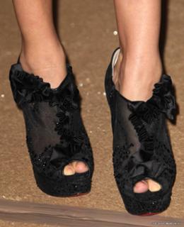 Hilary Swank feet photo thumbnail