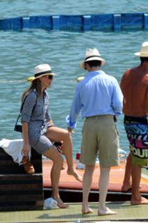 Hilary Swank feet photo thumbnail
