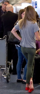 Hilary Swank feet photo thumbnail