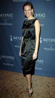 Hilary Swank feet photo thumbnail