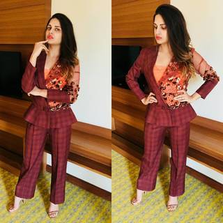 Himanshi Khurana feet photo thumbnail