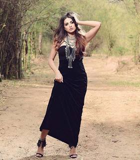 Himanshi Khurana feet photo thumbnail