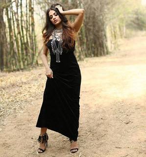 Himanshi Khurana feet photo thumbnail