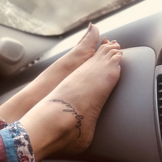 Himanshi Khurana feet photo thumbnail